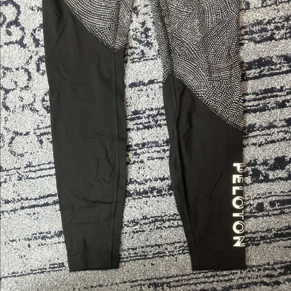 SET OF 2! Lululemon Peloton Black and White Pattern and all black Leggings sz 8 - Picture 4 of 7
